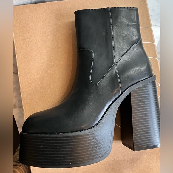 Urban Outfitters Platform Boot 10 - Picture 4 of 4